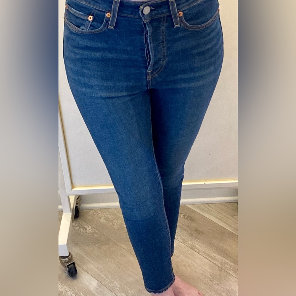 Levi Wedgie Skinny Mid Rise Blue Jeans. Button fly. Size 27. 90s Style.